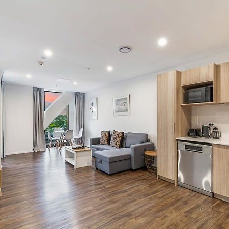 Stunning Ellerslie Apartment + Private Balcony Оукланд Екстериор снимка
