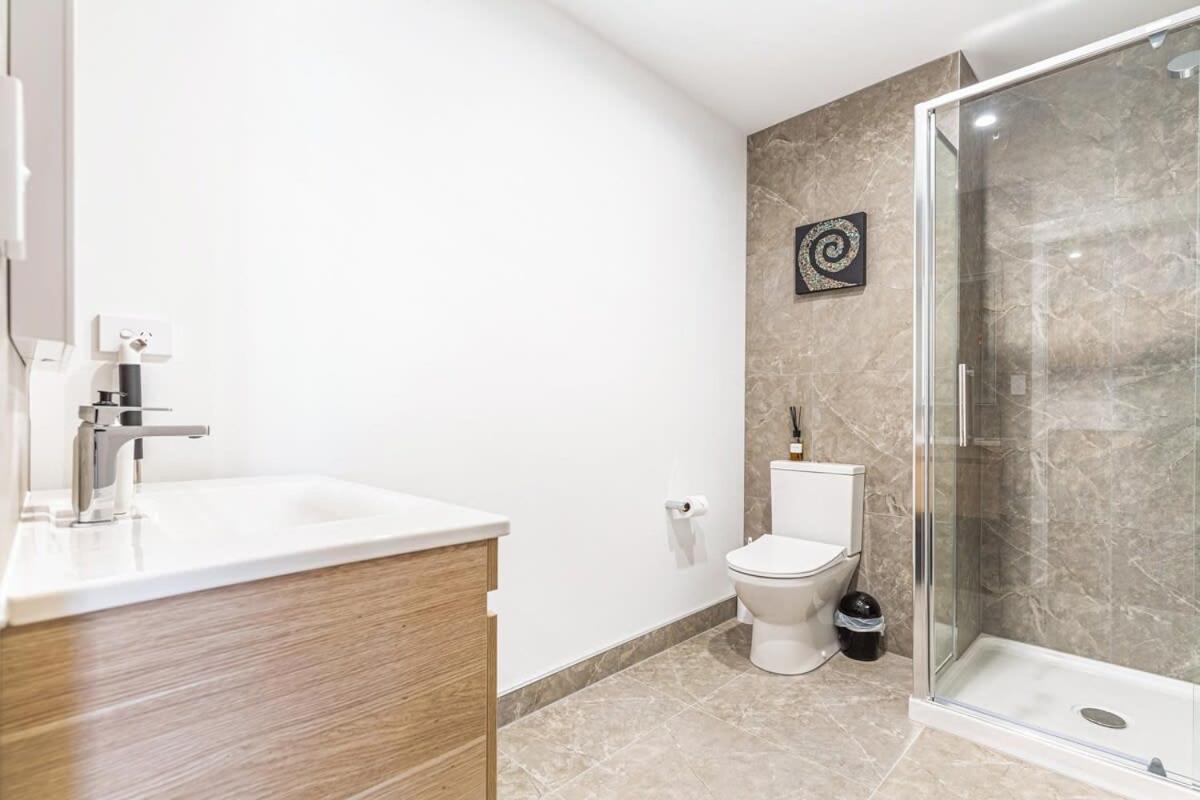 Stunning Ellerslie Apartment + Private Balcony Оукланд Екстериор снимка