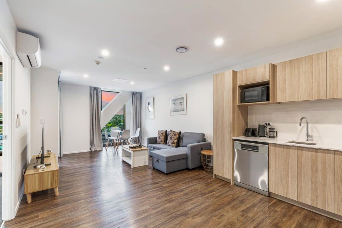 Stunning Ellerslie Apartment + Private Balcony Оукланд Екстериор снимка