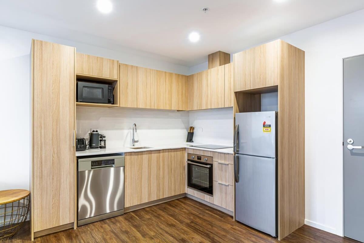 Stunning Ellerslie Apartment + Private Balcony Оукланд Екстериор снимка