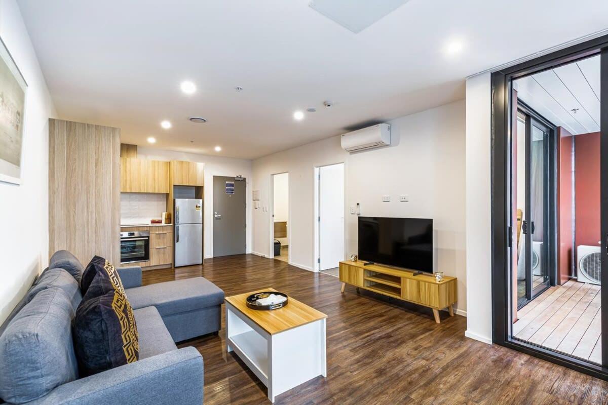 Stunning Ellerslie Apartment + Private Balcony Оукланд Екстериор снимка