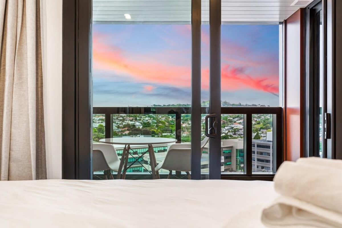 Stunning Ellerslie Apartment + Private Balcony Оукланд Екстериор снимка