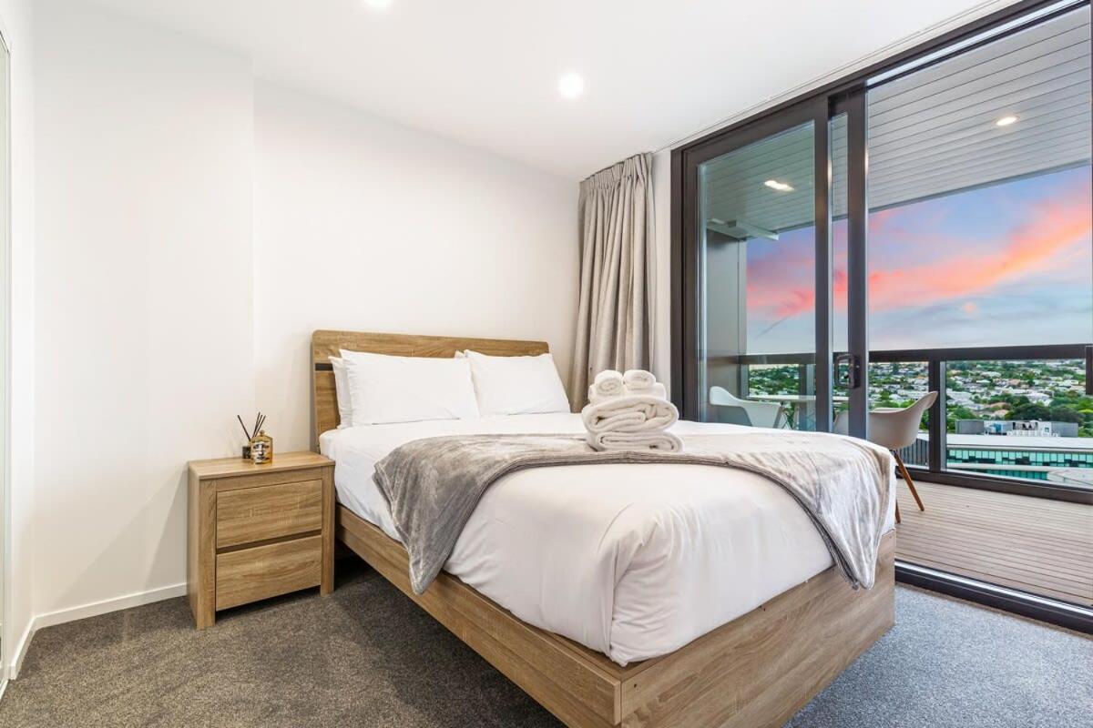 Stunning Ellerslie Apartment + Private Balcony Оукланд Екстериор снимка