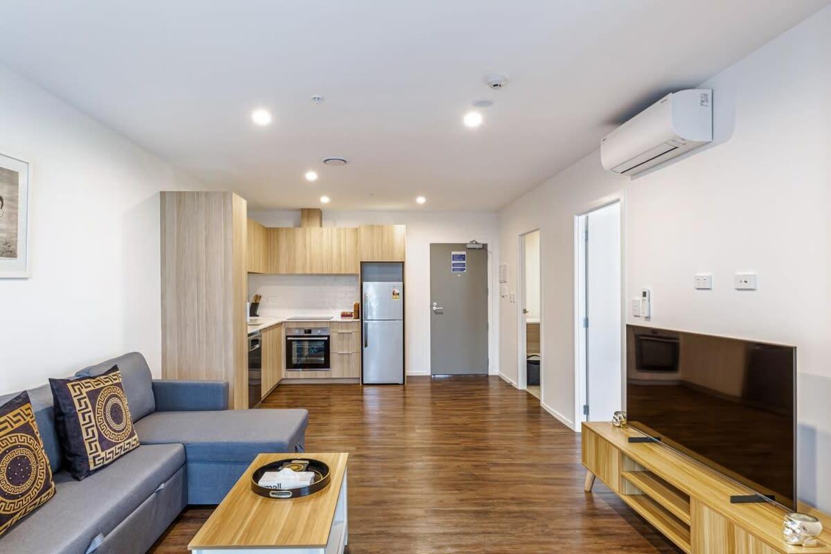 Stunning Ellerslie Apartment + Private Balcony Оукланд Екстериор снимка